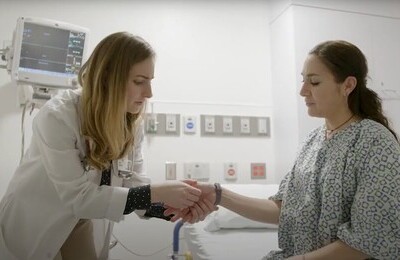 Кодирование Аквилонг в Балахне Врач держит пациентку за руку